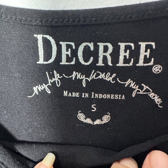 EUC Decree Womens Juniors Crop Black T Shirt Short Sleeve Small S EO - Picture 2 of 4